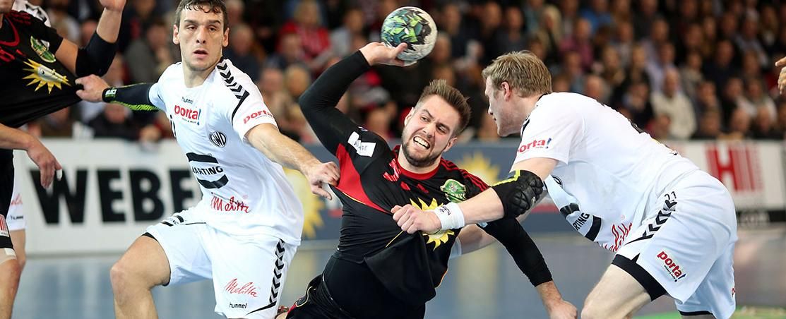 Handballspieler TUS Nettelstedt im Anfriff und GWD-Minden in der Abwehr